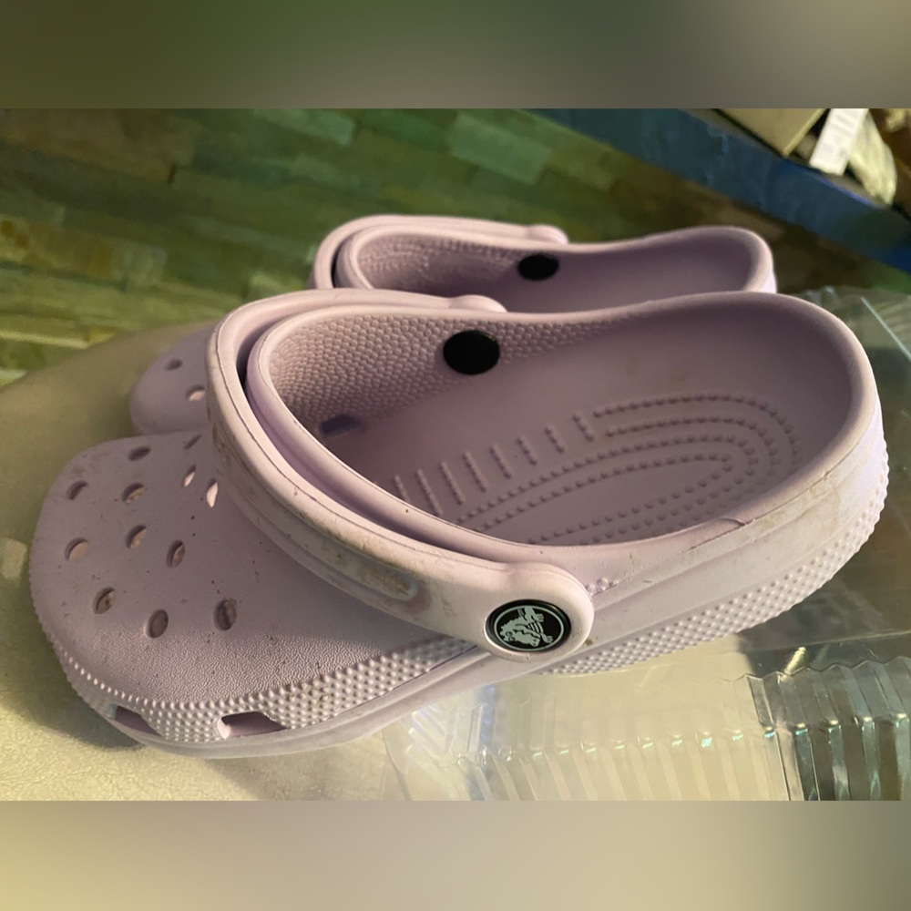 CROCS IN LAVENDER WOMENS SIZE 7 M 5